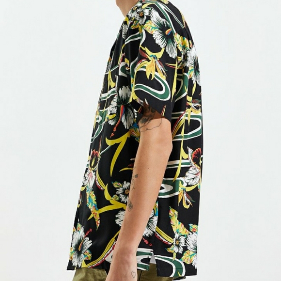 New Urban Outfitters Tropical Rayon Short Sleeve Button-Down Shirt - Picture 5 of 6